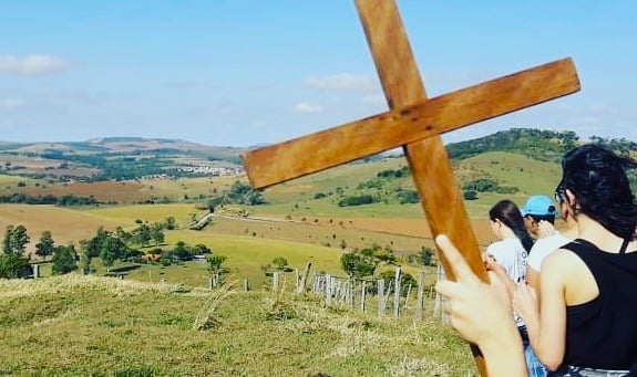 Procissão com cruz de madeira
