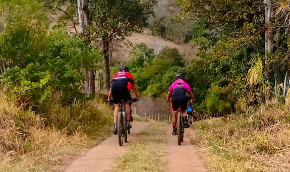 Trilha com 2 ciclistas
